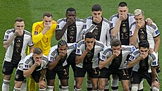 Německý tým před zápasem s Japonskem zakryl ústa jako symbol toho, že FIFA...