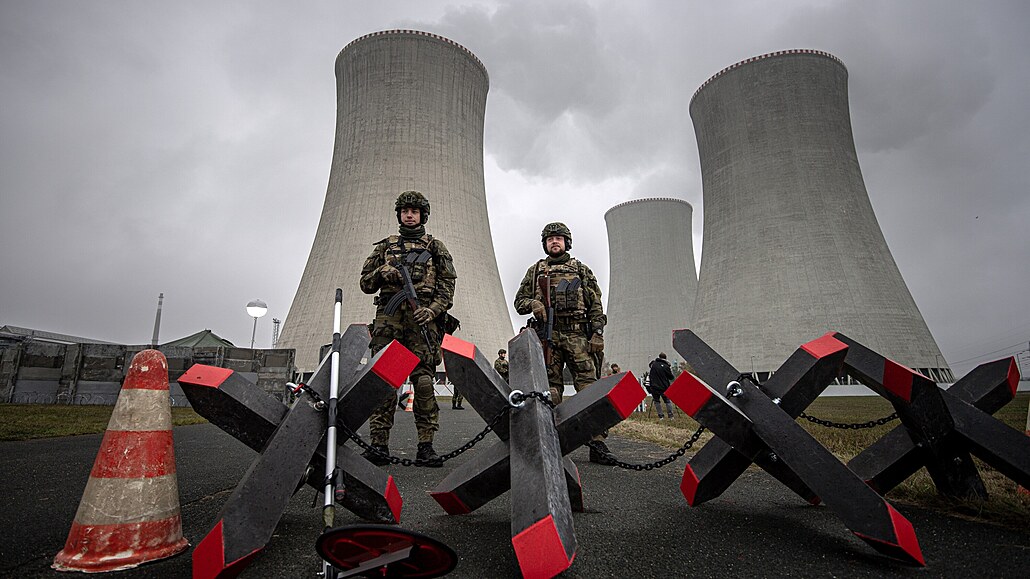 Vojáci v rámci cvičení střeží Jadernou elektrárnu Dukovany.