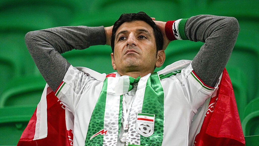 Fanoušek íránské reprezentace během zápasu s USA.