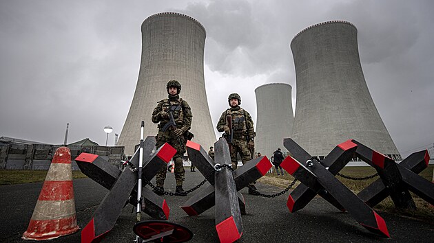 Vojáci v rámci cviení steí Jadernou elektrárnu Dukovany.