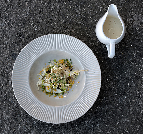 Jemnost krému rozbíjí k�upavá granola z o�ech� a tenké petr�elové chipsy