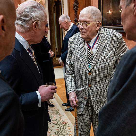 Svérázné obutí britského malíe Davida Hockneyho ocenil i král Karel III....