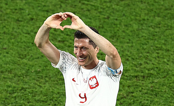 Robert Lewandowski slaví postup Polska do osmifinále MS.
