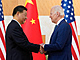 „Staříci“ v čele velmocí. Prezident USA Joe Biden (vpravo) se se svým čínským...