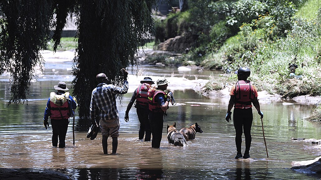 Záchranáři prohledávají řeku nedaleko Johannesburgu