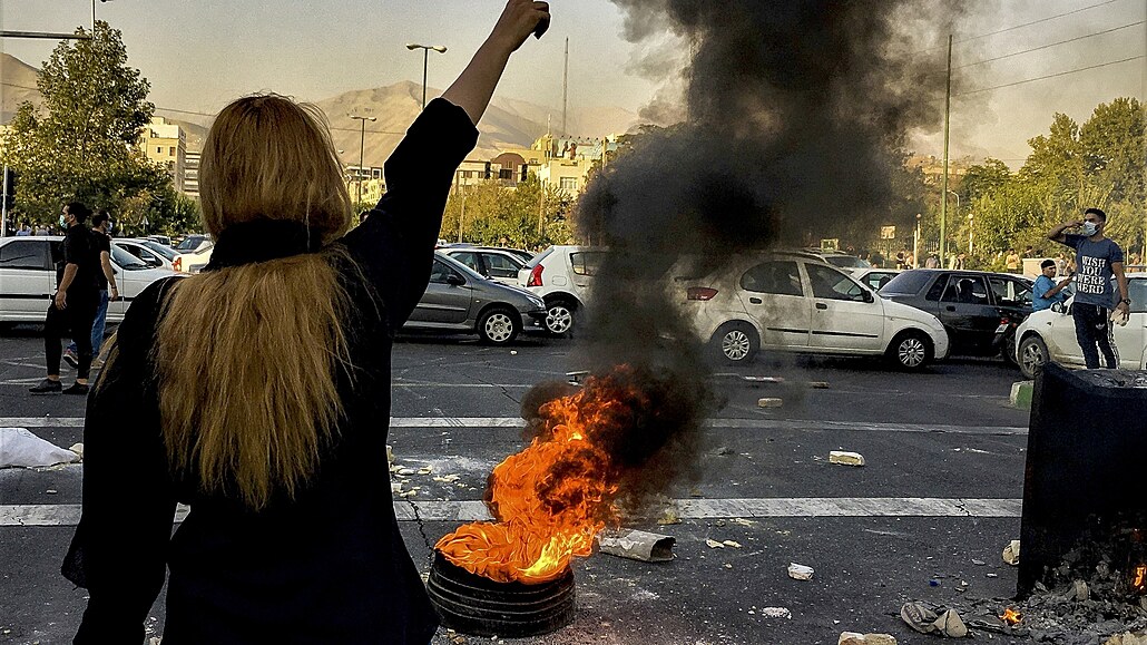 Protesty v Íránu odstartovala smrt 22leté Mahsá Amíníové. Náboenská policie ji...