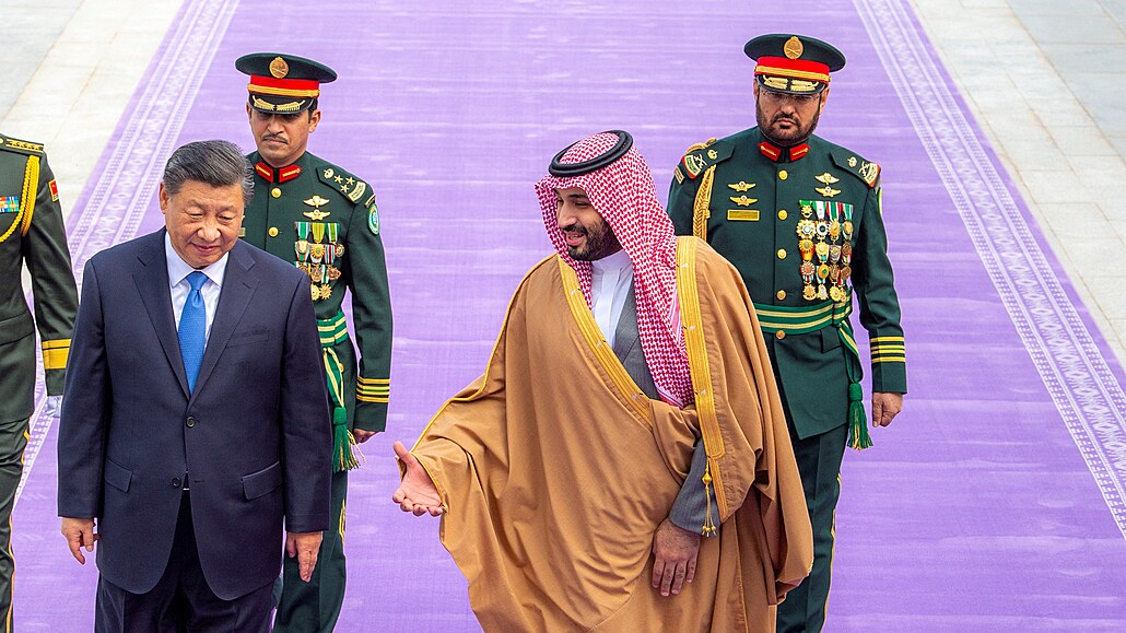 Čínský prezident Si Ťin-pching přiletěl do Saúdské Arábie. Přivítal ho korunní...
