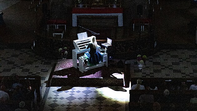 Katta hraje bosa na sv na mru vyroben elektronick bl varhany. Jednm z magickch mst, kde letos koncertovala v rmci svho turn, byl Santiniho barokn kostel Jmna Panny Marie v jihomoravskch Ktinch.