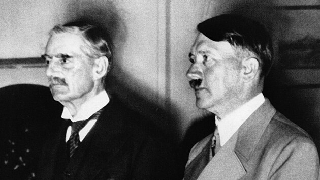 Adolf Hitler s Nevillem Chamberlainem (vlevo)