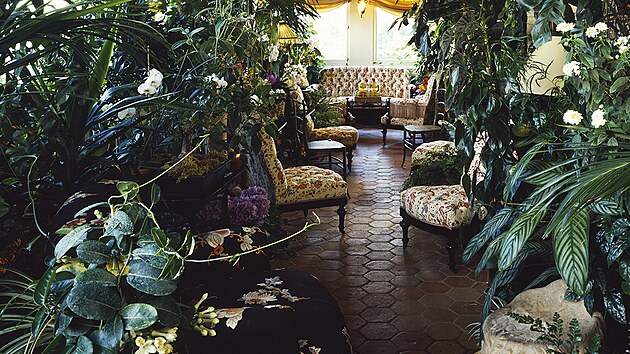 S hosty se Yves Saint Laurent nejčastěji setkával v zimní zahradě plné exotických květin v normandském Château Gabriel.