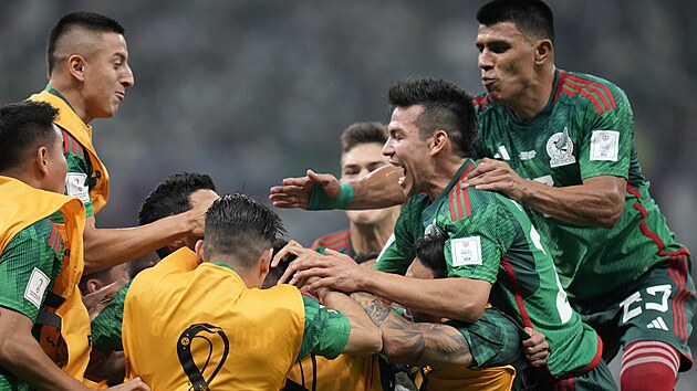 Mexičané slaví jeden ze dvou gólů v síti Saudské Arábie.