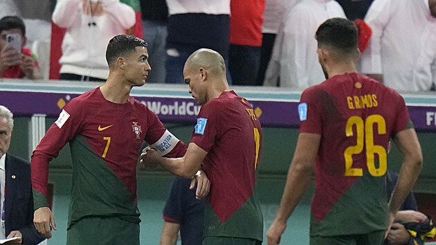 Portugalsko-Švýcarsko: Ronaldo na plac, Ramos dolů. A Pepé předává kapitánskou pásku.