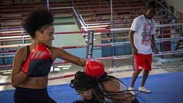 Kubánské ženy se připravují na zapojení do boxerských soutěží.
