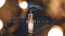 Wolfgangsee a lucerna na jeze�e p�ed kostelem sv. Wolfganga