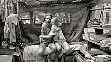 Andy a Pat v objetí. Snímek Johna Wehrheima charakterizuje jeho výstavu v Domě... | na serveru Lidovky.cz | aktuální zprávy
