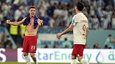 Poltí fotbalisté slaví postup.