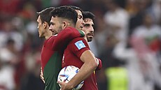 Cristiano Ronaldo po konci zápasu objímá Goncala Ramose.