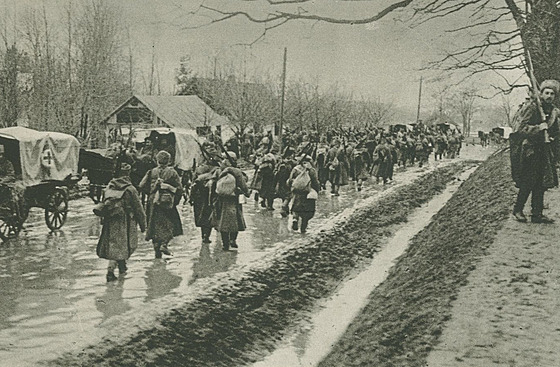 �eská dru�ina p�ekra�uje v �íjnu 1914 u Brod� rakousko-uherskou hranici a mí�í...