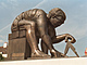 Socha Isaaca Newtona od skotského socha�e Eduarda Paolozziho p�ed Britskou...