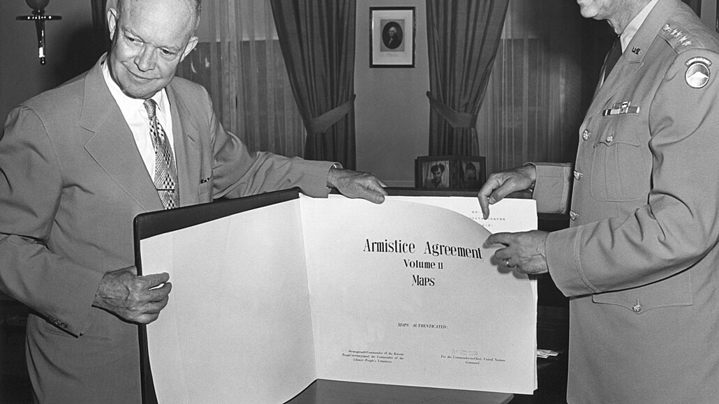 Americký prezident Dwight Eisenhower ukazuje dohodu o pímí, je byla v...