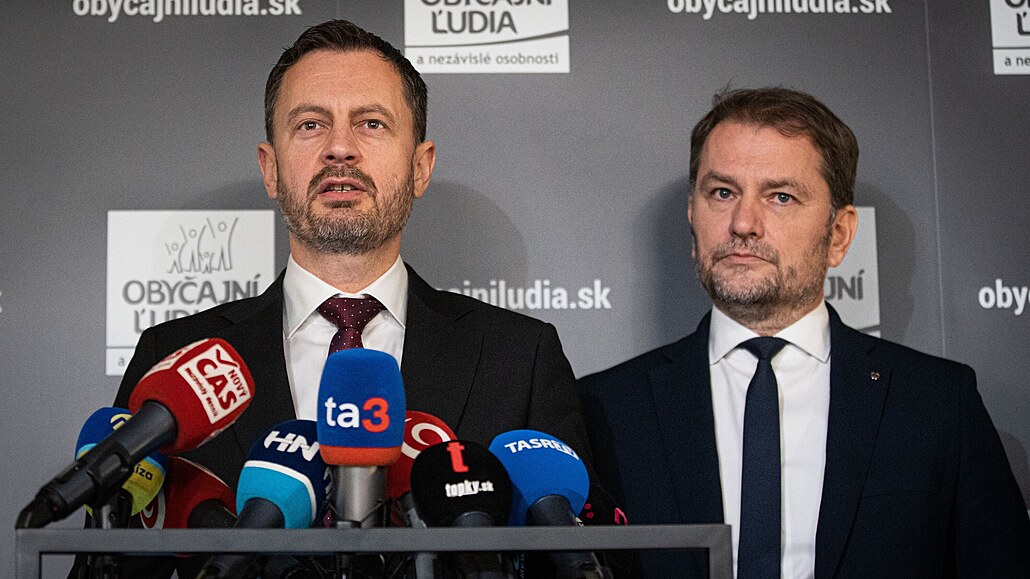 Slovenský premiér Eduard Heger (vlevo) a ministr financí Igor Matovi