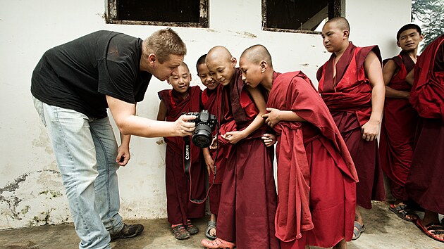 Autor knihy s oholenými dtskými mnichy v Bhútánu (2014)
