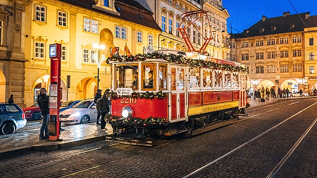 Vnon nazdoben tramvaj na historick lince 42.