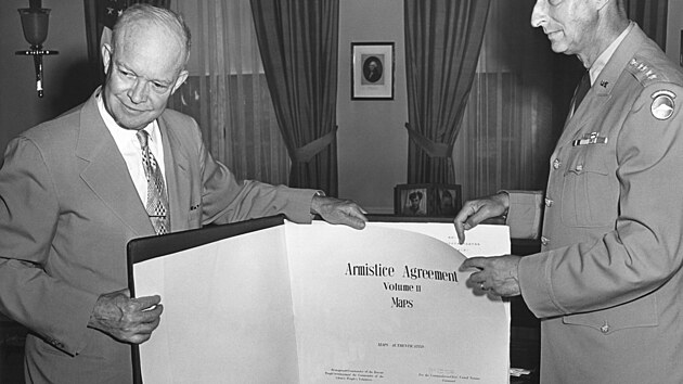 Americký prezident Dwight Eisenhower ukazuje dohodu o pímí, je byla v...