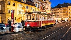 Vánon nazdobená tramvaj na historické lince 42.