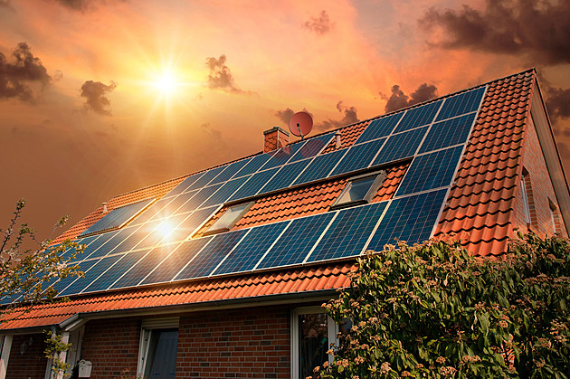Solární panely zlevnily a na střeše je můžete mít rychleji. Na co si dát pozor při počítání návratnosti?