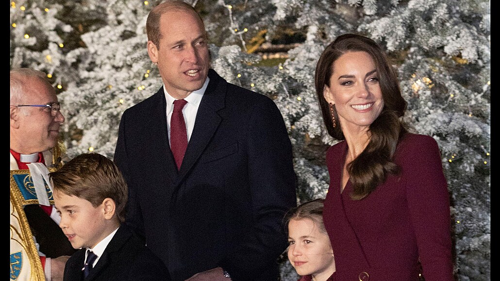 Princ William s manelkou Kate a dtmi picházejí na pedvánoní koncert do...