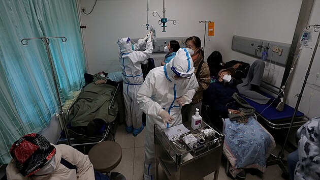 Zdravotníci v Pekingu se starají o pacienty s koronavirem