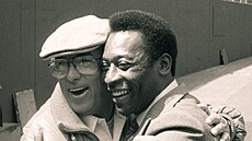 Brazilský fotbalista Pelé a trenér New York Cosmos Julio Mazzei.
