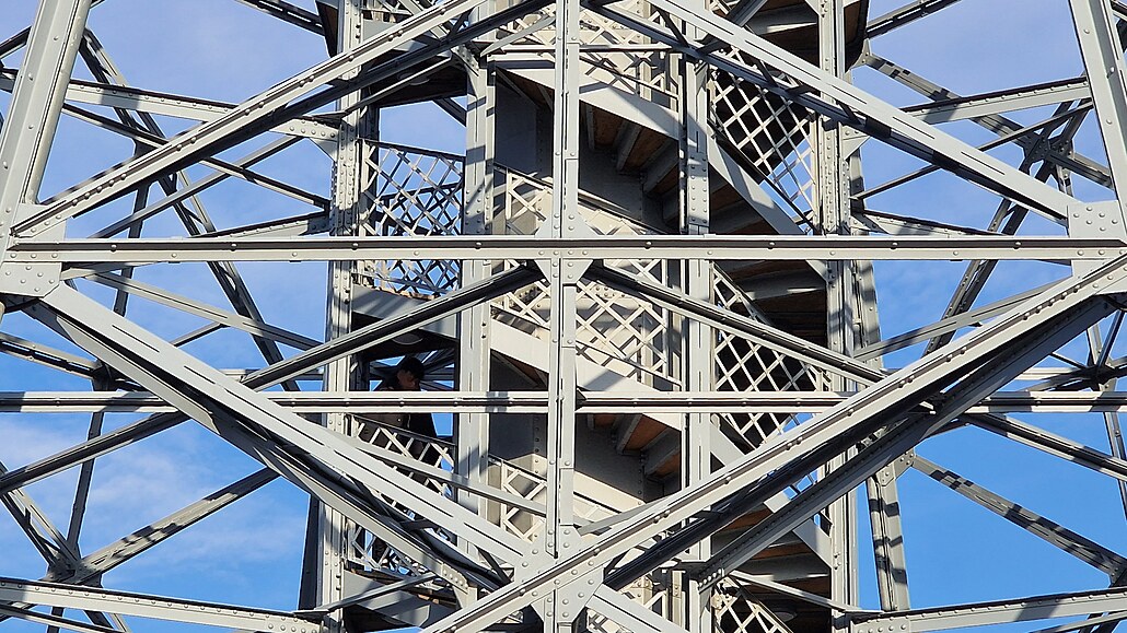 Pra�ská eiffelovka. Krajkoví �elezné konstrukce Pet�ínské rozhledny, navr�ené v...