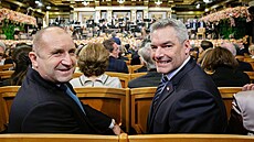 Rumen Radev (vlevo) a Karl Nehammer na vánočním koncertu Vídeňské filharmonie. | na serveru Lidovky.cz | aktuální zprávy