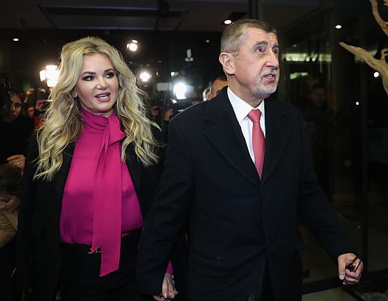 Monika Babi�ová zvolila na povolební tiskovou konferenci fuchsiovou halenku,...