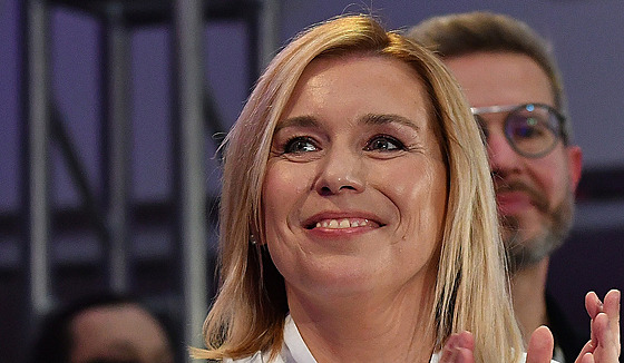 Danu�e Nerudová s man�elem Robertem vpozadí.