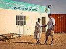 Súdánské bistro na hlavní spojnici mezi Wadi Halfou a Chartúmem. Podání rukou s...