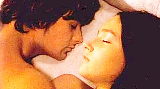 Leonard Whiting a Olivia Husseyov� v inkriminovan� sc�n� ve filmu Rome a Julie z roku 1968.