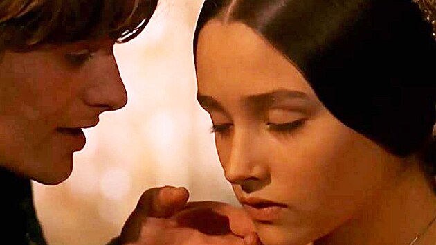 Leonard Whiting a Olivia Husseyov� ve filmu Rome a Julie z roku 1968.