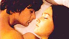 Leonard Whiting a Olivia Husseyová v inkriminované scén� ve filmu Rome a Julie...