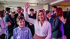 Danu�e Nerudová s mlad�ím synem Filipem ve svém volebním �tábu.