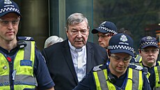 Kardinál George Pell odchází od australského soudu.