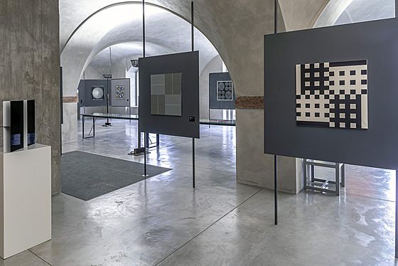 Nejen Demartiniho �koule�. Pohled do výstavy Konstruktivní tendence v Lounech.