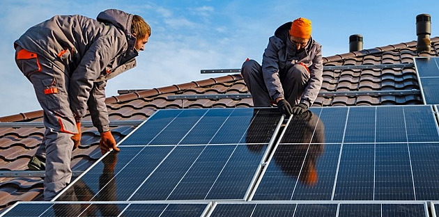 Balkonové soláry jsou čím dál populárnější, jejich zapojení však přináší rizika. Komu se vyplatí?