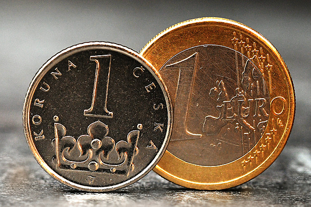 Oslabování koruny pokračuje. Česká národní banka tak může přibrzdit pokles sazeb