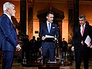Prezidentská debata T: vlevo Petr Pavel, uprosted moderátor, vpravo Andrej...