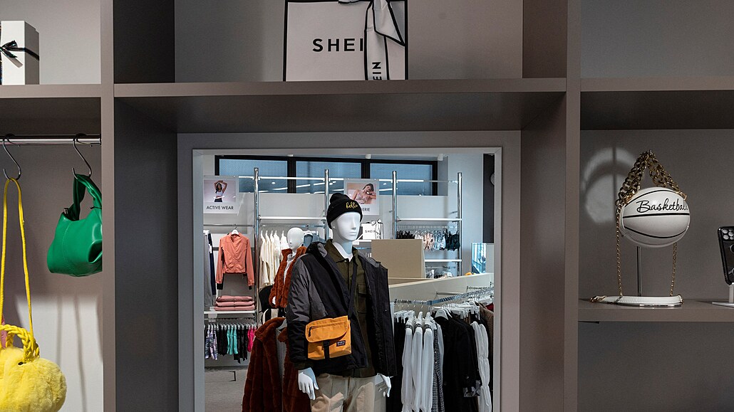 Butik čínské oděvní značky Shein v Tokiu.