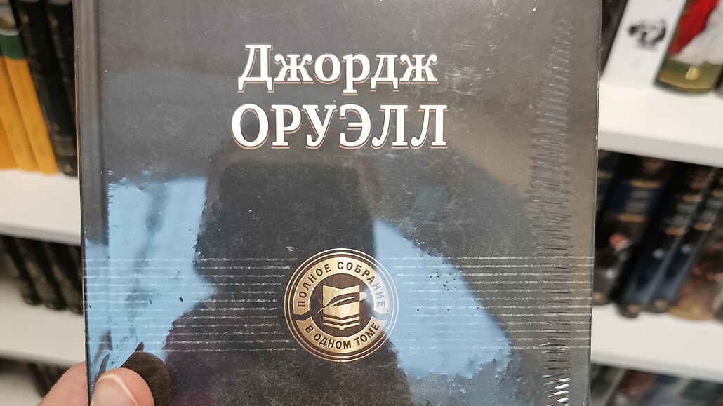 Kniha George Orwella - 1984 - v moskevském knihkupectví.