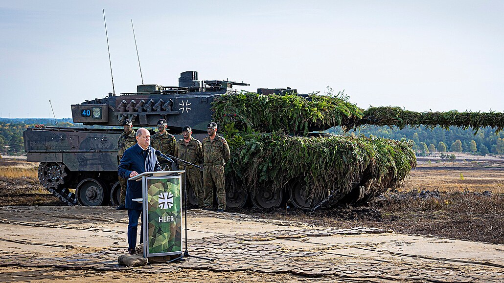 Tank Leopard 2 a ped ním nmecký kanclé Olaf Scholz.